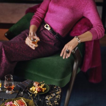 Renaissance Amsterdam Hotel Exterior photo A woman drinking a glass of cognac