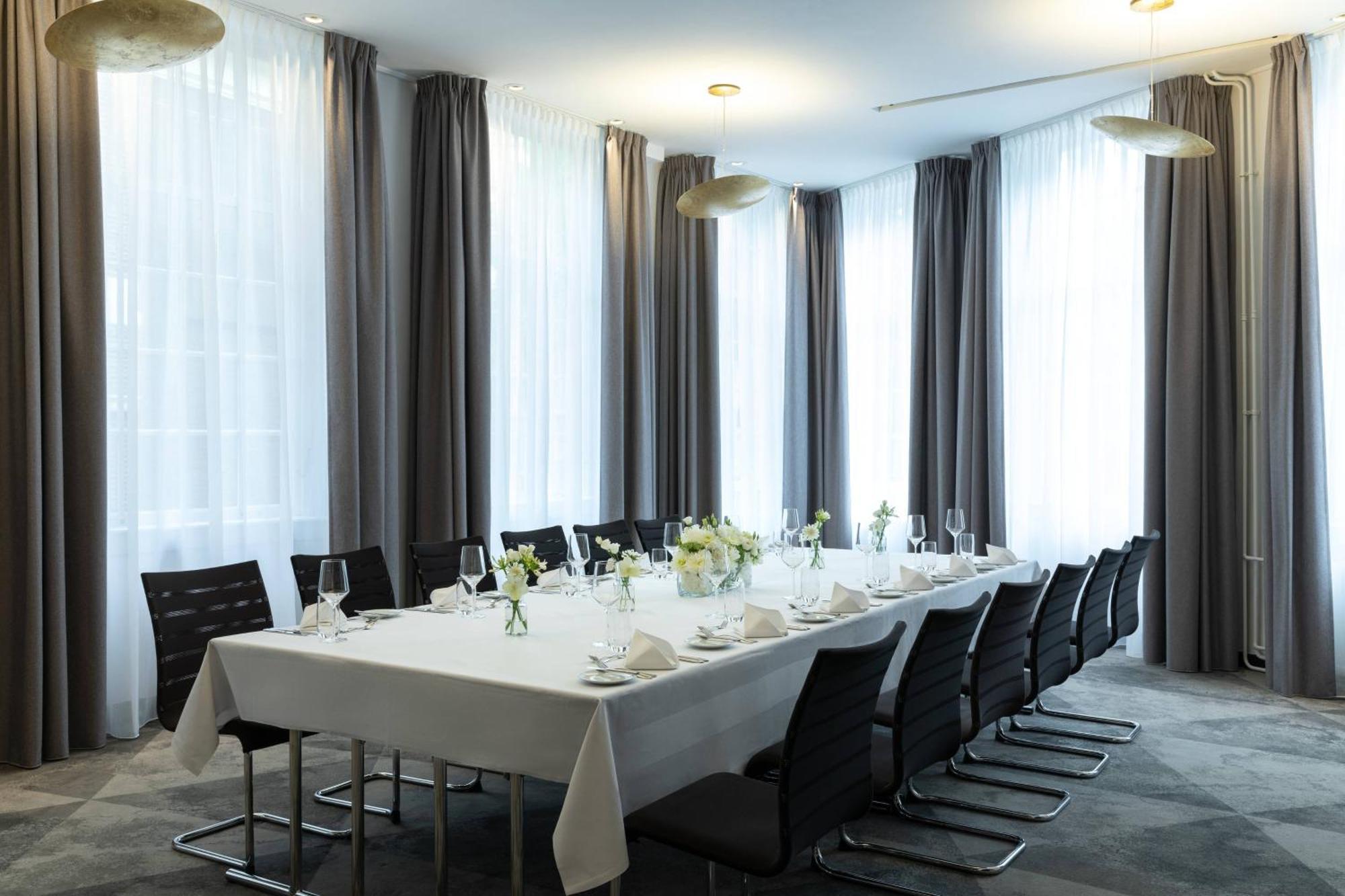 Renaissance Amsterdam Hotel Exterior photo The boardroom at the London Stock Exchange