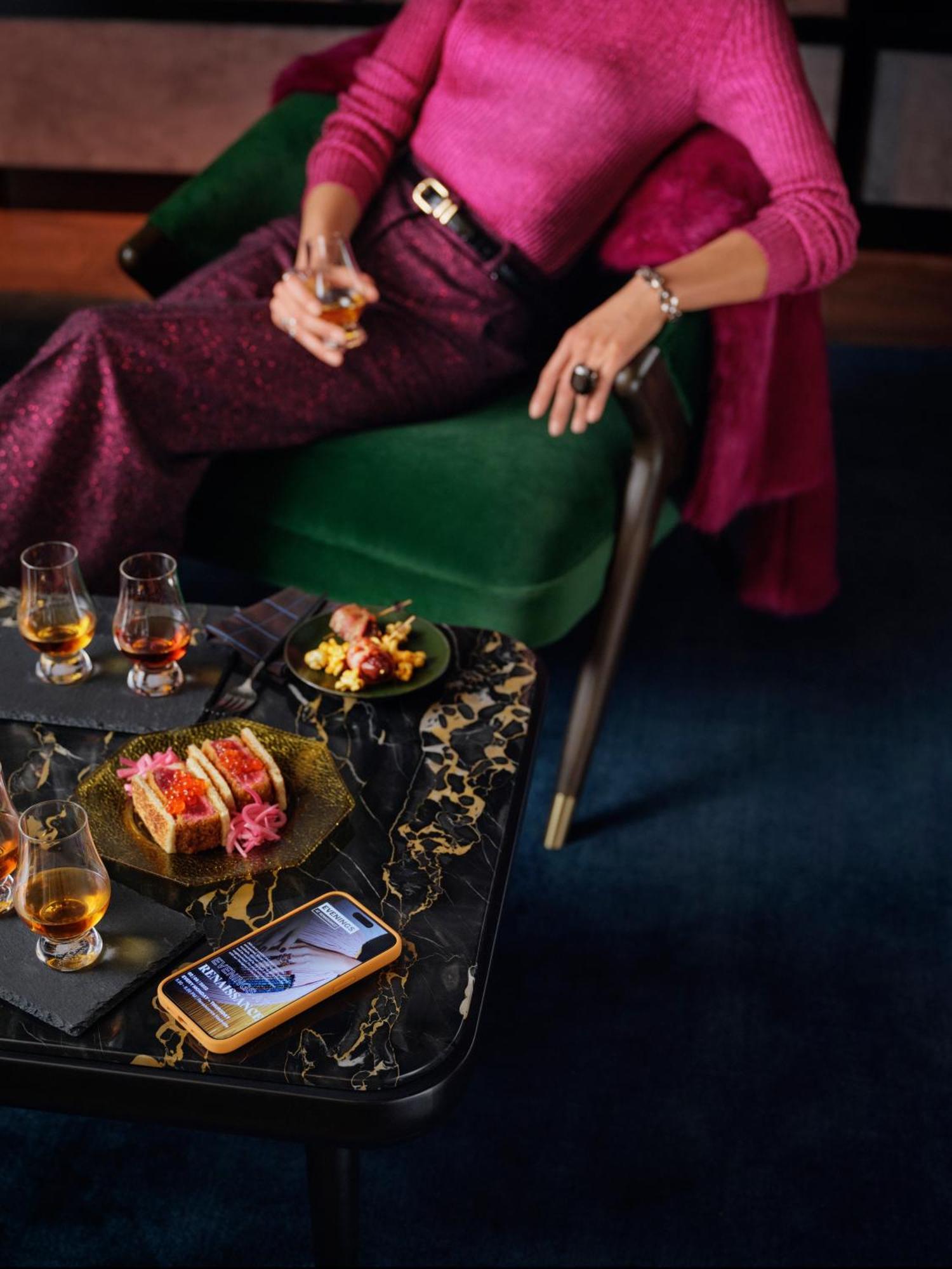 Renaissance Amsterdam Hotel Exterior photo A woman drinking a cocktail