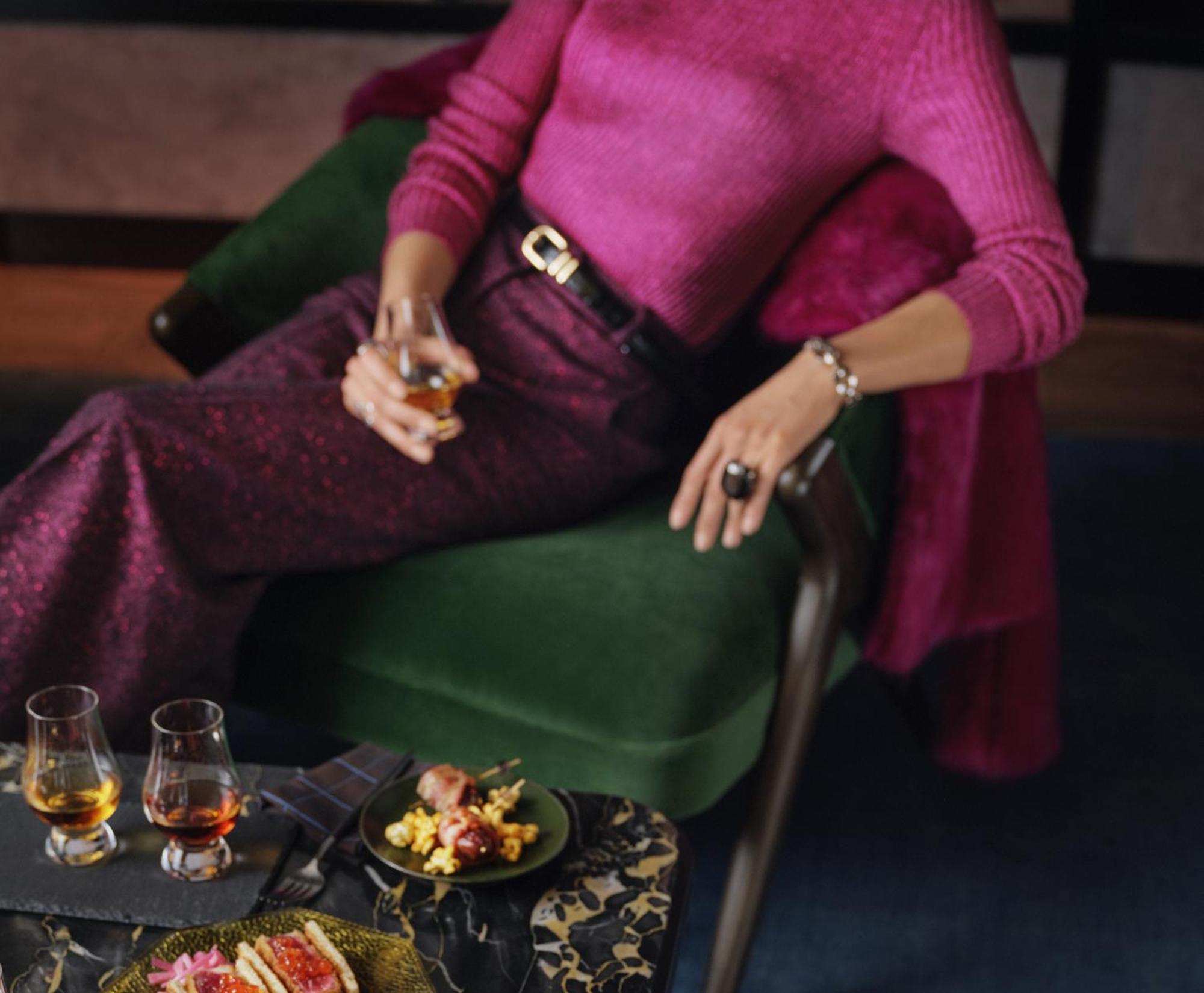 Renaissance Amsterdam Hotel Exterior photo A woman drinking a glass of cognac